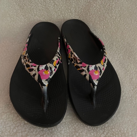 OOFOS OOLALA Limited Edition Multicolored Flip Flop Sandals - Picture 5 of 7